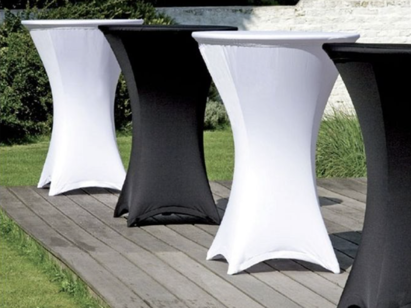 Tables hautes avec nappes